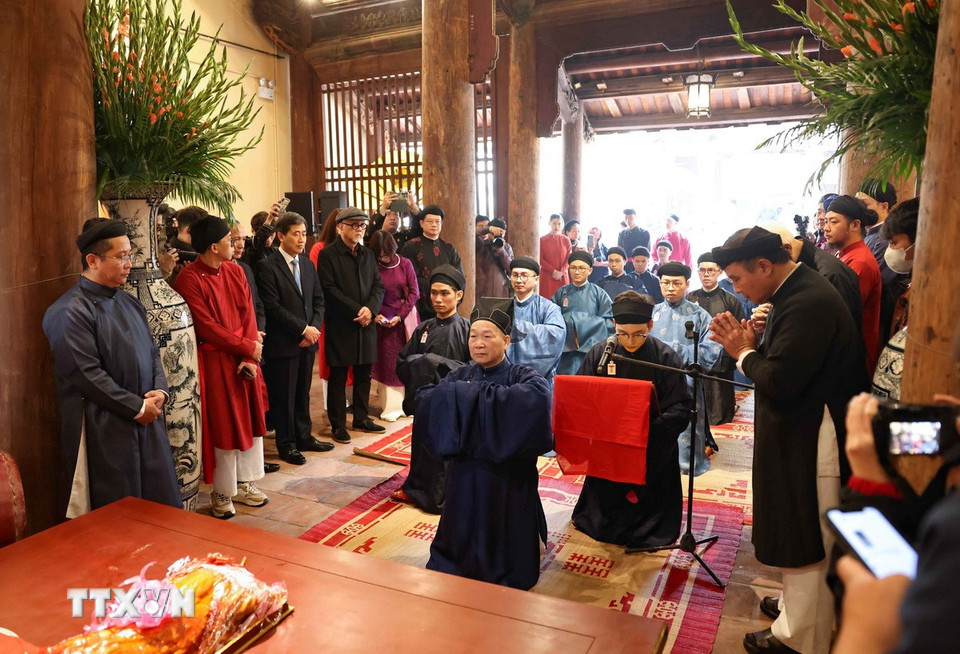 Đoàn dâng lễ tại đình Kim Ngân. (Ảnh: Thanh Tùng/TTXVN)