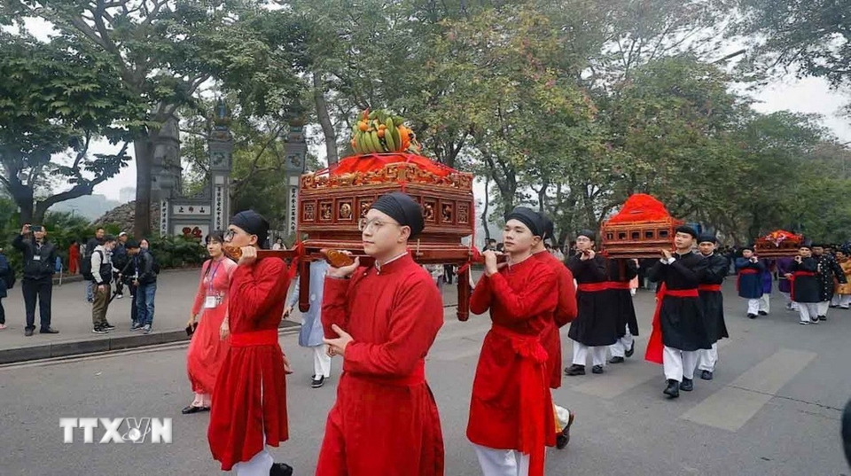 Đoàn rước lễ tại không gian đi bộ hồ Hoàn Kiếm thu hút sự quan tâm của nhân dân và du khách. (Ảnh: Thanh Tùng/TTXVN)