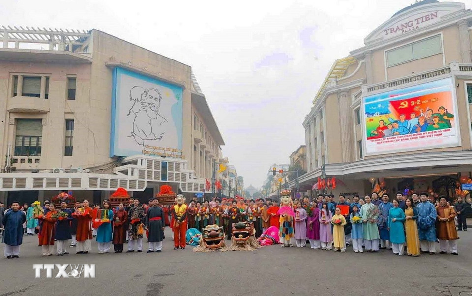 Đoàn rước lễ tại không gian đi bộ hồ Hoàn Kiếm thu hút sự quan tâm của nhân dân và du khách. (Ảnh: Thanh Tùng/TTXVN)