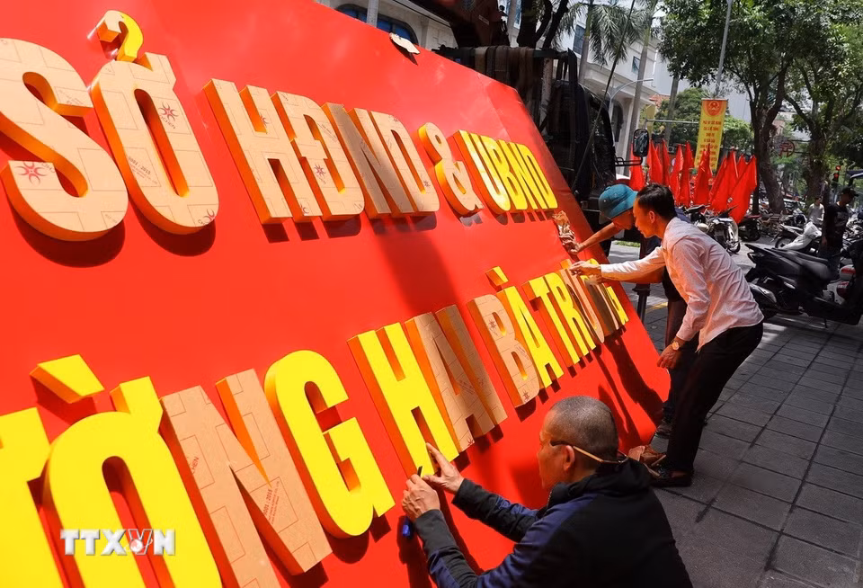 Gắn biển trụ sở phường Hai Bà Trưng, thành phố Hà Nội. (Ảnh: Khánh Hòa/TTXVN)