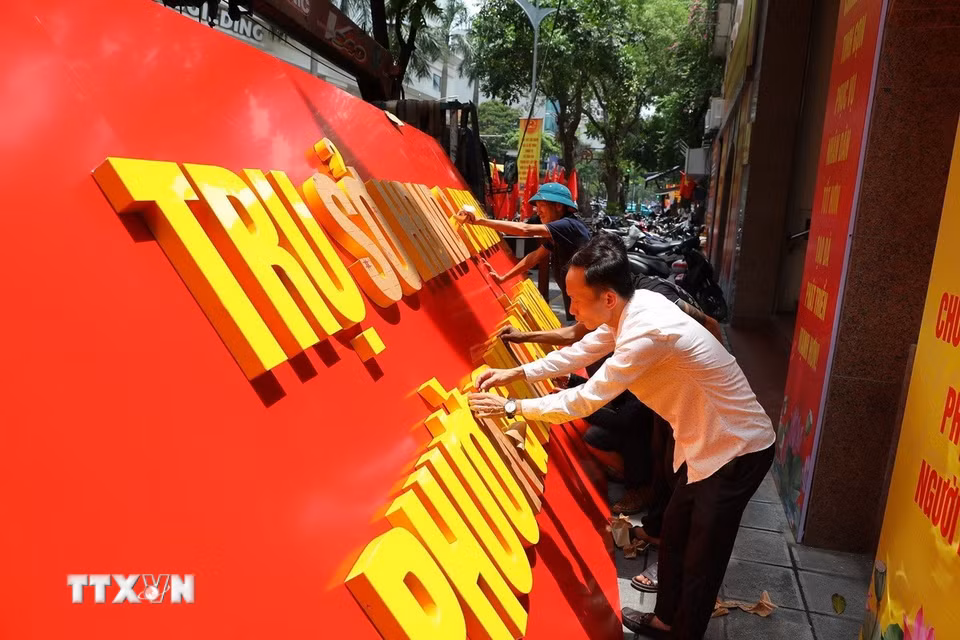 Gắn biển trụ sở phường Hai Bà Trưng, thành phố Hà Nội. (Ảnh: Khánh Hòa/TTXVN)