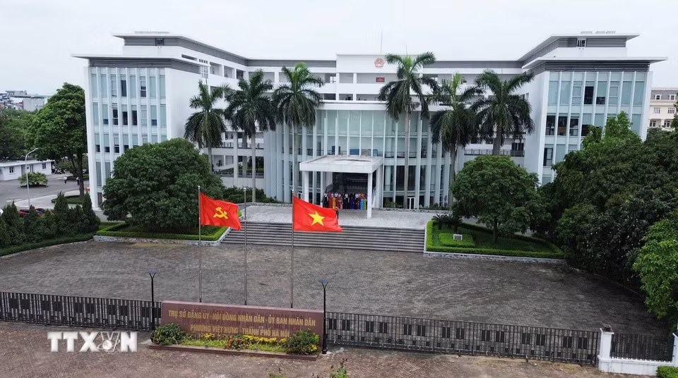 Trụ sở UBND phường Việt Hưng, thành phố Hà Nội đã thay biển, sẵn sàng vận hành chính quyền 2 cấp từ 1/7. (Ảnh: Thành Phuơng/TTXVN)