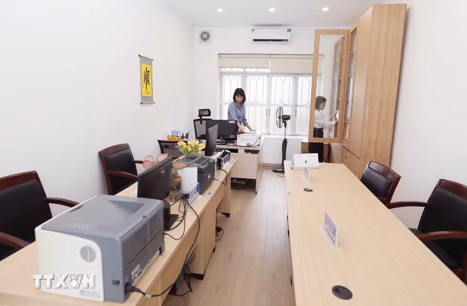 Phường Long Biên đang hoàn tất công đoạn cuối chỉnh trang trụ sở, sẵn sàng cho lễ công bố vận hành chính quyền 2 cấp. (Ảnh: Thành Phuơng/TTXVN)