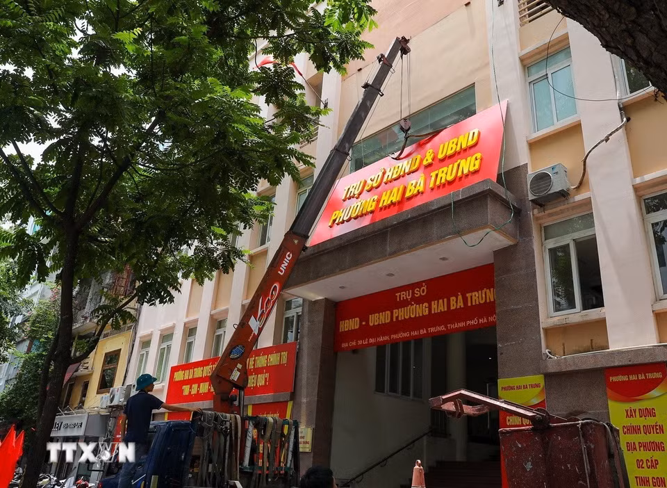 Gắn biển trụ sở phường Hai Bà Trưng, thành phố Hà Nội. (Ảnh: Khánh Hòa/TTXVN)