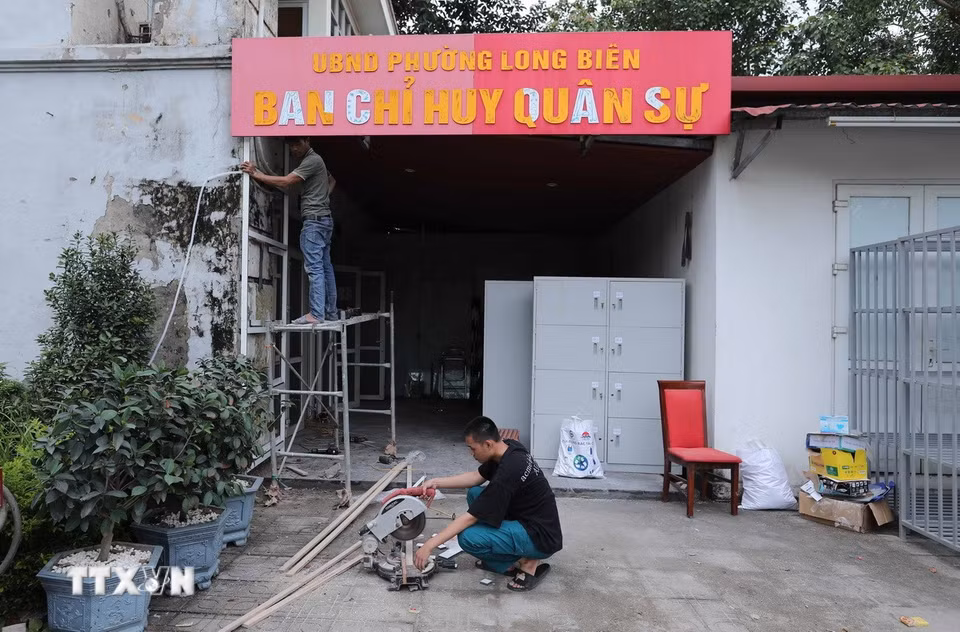 Phường Long Biên, thành phố Hà Nội đang hoàn tất việc chỉnh trang trụ sở, sẵn sàng cho lễ công bố vận hành chính quyền 2 cấp. (Ảnh: Thành Phuơng/TTXVN)