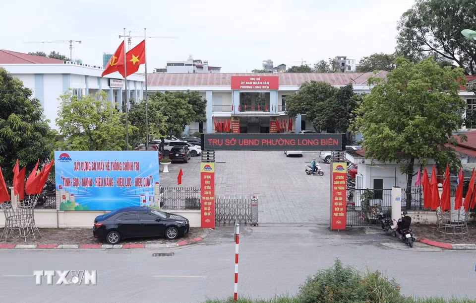 Trụ sở Ủy ban Nhân dân phường Long Biên đã được gắn biển mới, sẵn sàng vận hành chính quyền 2 cấp từ 1/7. (Ảnh: Thành Phương/TTXVN)