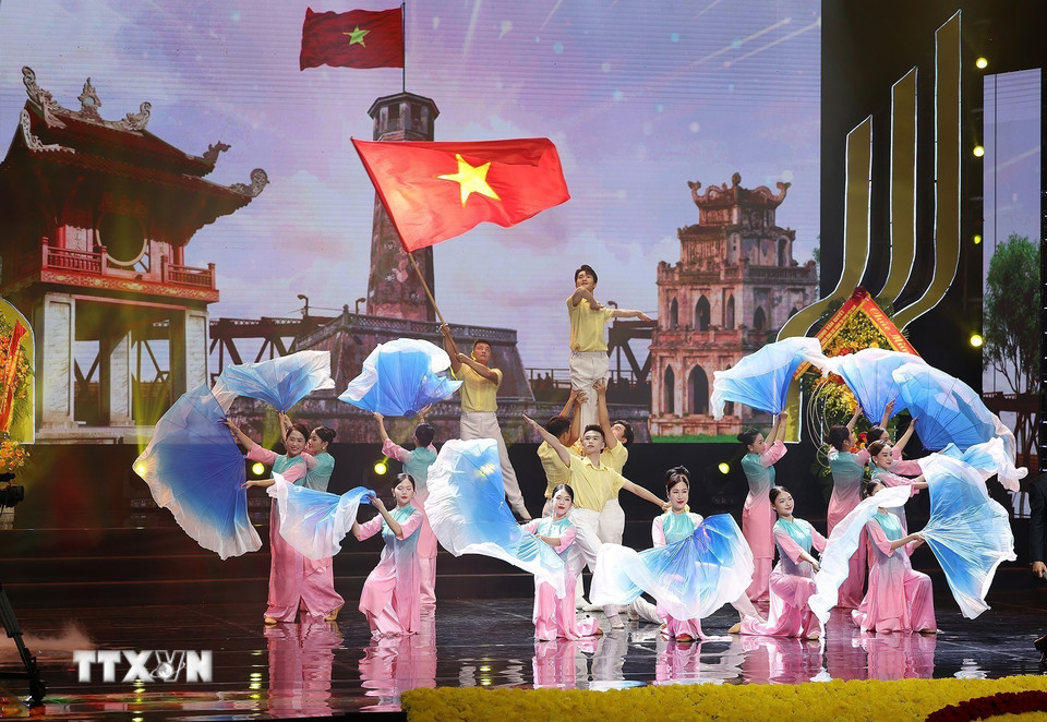 Chương trình nghệ thuật chào mừng Đại hội Thi đua yêu nước thành phố Hà Nội. (Ảnh: Dương Giang/TTXVN)