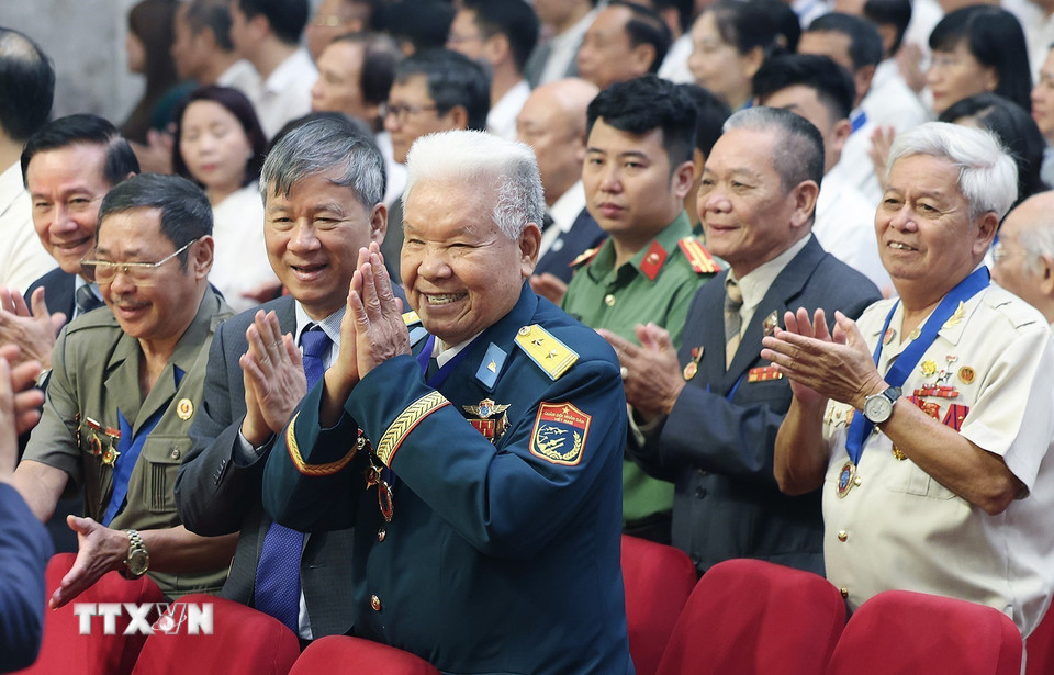 Các đại biểu dự Đại hội Thi đua yêu nước thành phố Hà Nội.(Ảnh: Dương Giang/TTXVN)