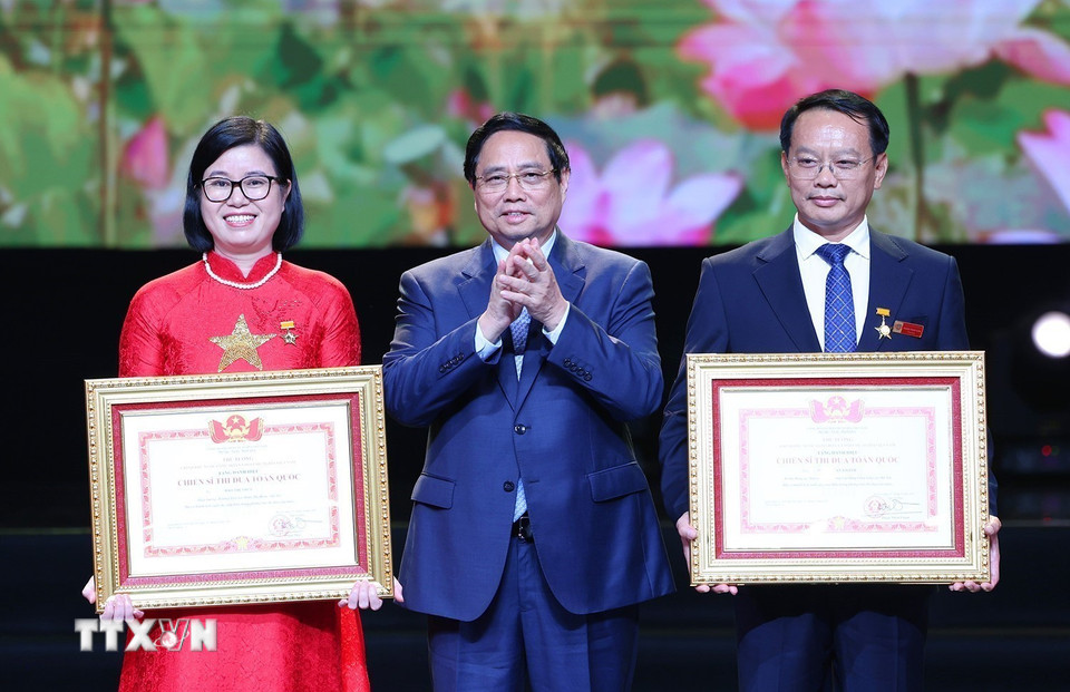 Thủ tướng Phạm Minh Chính trao tặng Danh hiệu "Chiến sỹ thi đua toàn quốc" cho các cá nhân có thành tích xuất sắc trong phong trào Thi đua yêu nước. (Ảnh: Dương Giang/TTXVN)