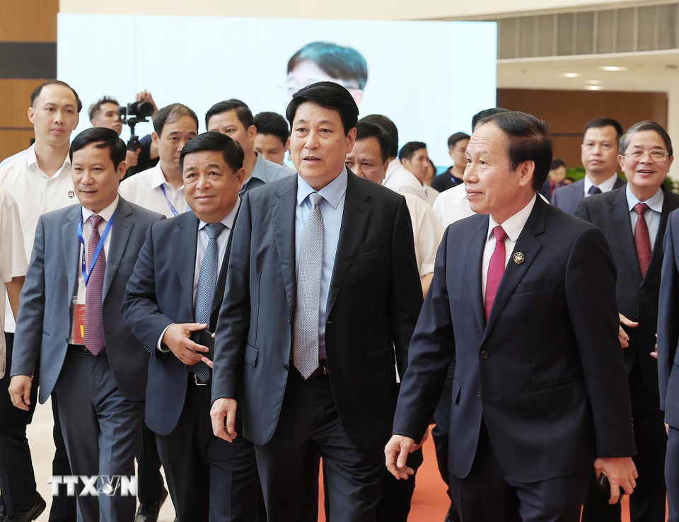 Chủ tịch nước Lương Cường cùng các đại biểu đến dự hội nghị. (Ảnh: Lâm Khánh/TTXVN)