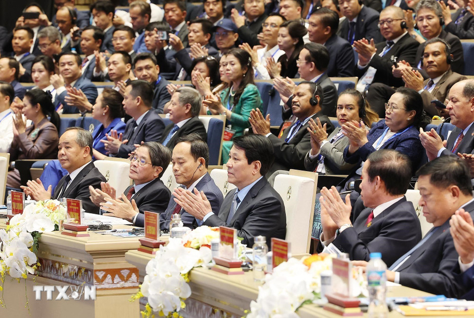 Chủ tịch nước Lương Cường và các đại biểu dự Hội nghị xúc tiến đầu tư “Hải Phòng - điểm đến chiến lược của kỷ nguyên mới”. (Ảnh: Lâm Khánh/TTXVN)