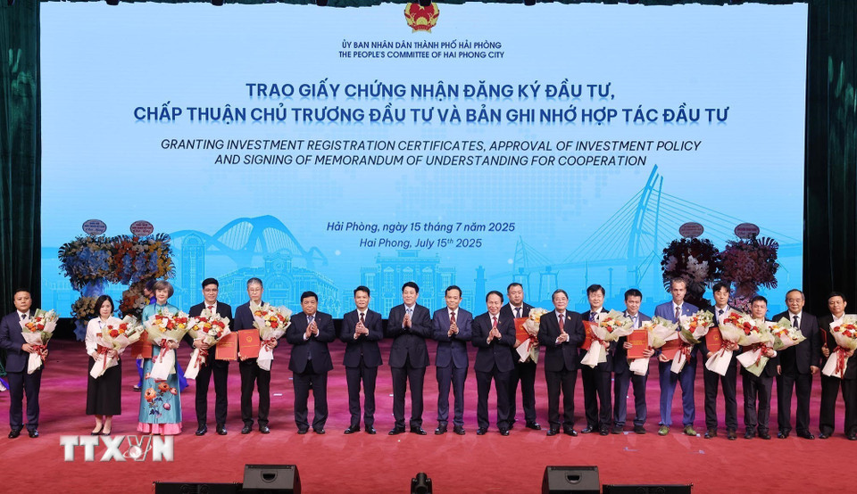 Chủ tịch nước Lương Cường cùng lãnh đạo Đảng, Nhà nước với đại diện các doanh nghiệp đăng ký đầu tư vào Hải Phòng.(Ảnh: Lâm Khánh/TTXVN)