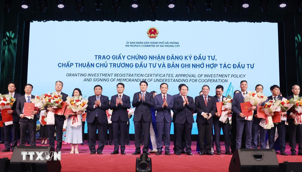 Chủ tịch nước Lương Cường cùng lãnh đạo Đảng, Nhà nước với đại diện các doanh nghiệp đăng ký đầu tư vào Hải Phòng.(Ảnh: Lâm Khánh/TTXVN)