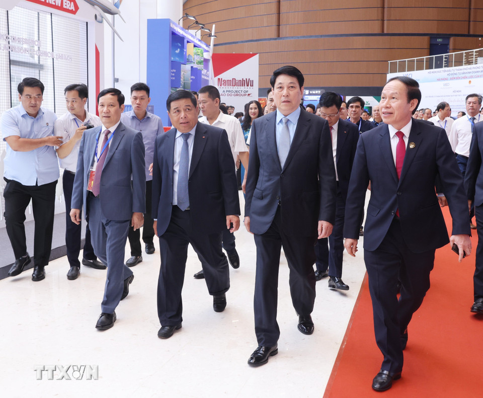 Chủ tịch nước Lương Cường cùng các đại biểu tham quan trưng bày, giới thiệu xúc tiến thương mại bên lề Hội nghị xúc tiến đầu tư Hải Phòng. (Ảnh: Lâm Khánh/TTXVN)