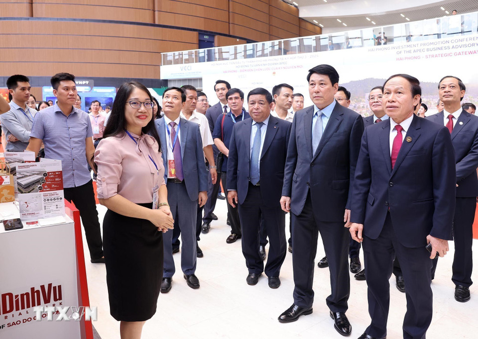 Chủ tịch nước Lương Cường cùng các đại biểu tham quan trưng bày, giới thiệu xúc tiến thương mại bên lề Hội nghị xúc tiến đầu tư Hải Phòng. (Ảnh: Lâm Khánh/TTXVN)