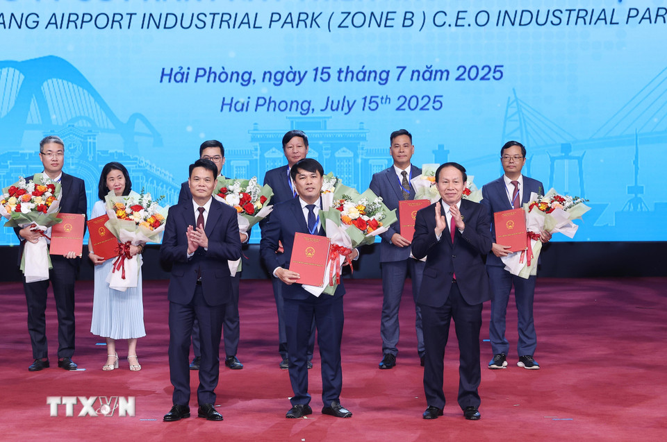 Lãnh đạo thành phố Hải Phòng trao giấy chứng nhận đăng ký hợp tác đầu tư cho đại diện doanh nghiệp. (Ảnh: Lâm Khánh/TTXVN)