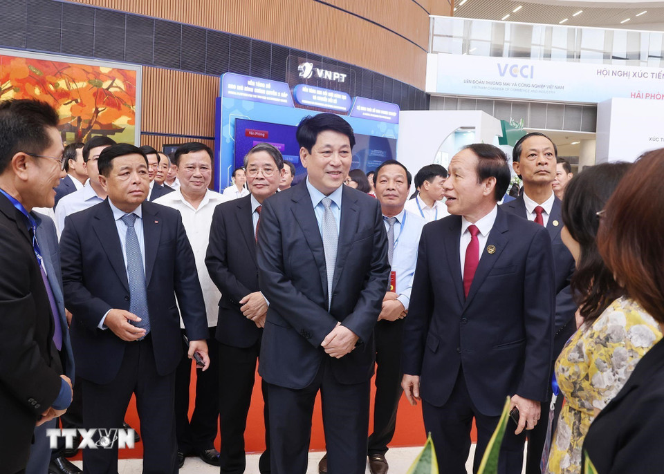 Chủ tịch nước Lương Cường cùng các đại biểu đến dự hội nghị. (Ảnh: Lâm Khánh/TTXVN)