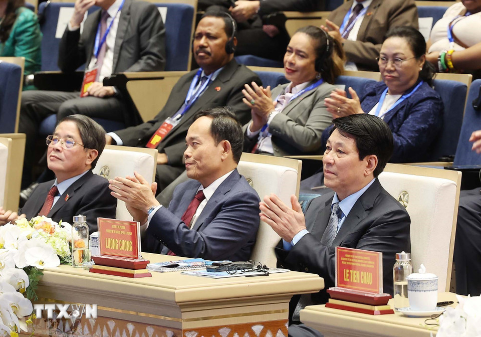 Chủ tịch nước Lương Cường và các đại biểu dự Hội nghị xúc tiến đầu tư “Hải Phòng - điểm đến chiến lược của kỷ nguyên mới”. (Ảnh: Lâm Khánh/TTXVN)