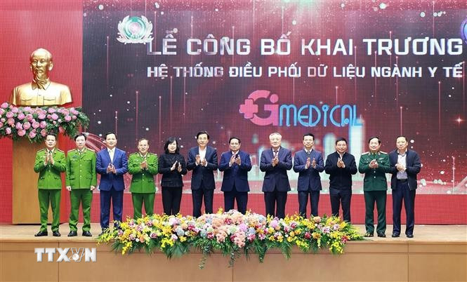 Thủ tướng Phạm Minh Chính và các đại biểu khai trương hệ thống điều phối dữ liệu ngành y tế. (Ảnh: Dương Giang/TTXVN)