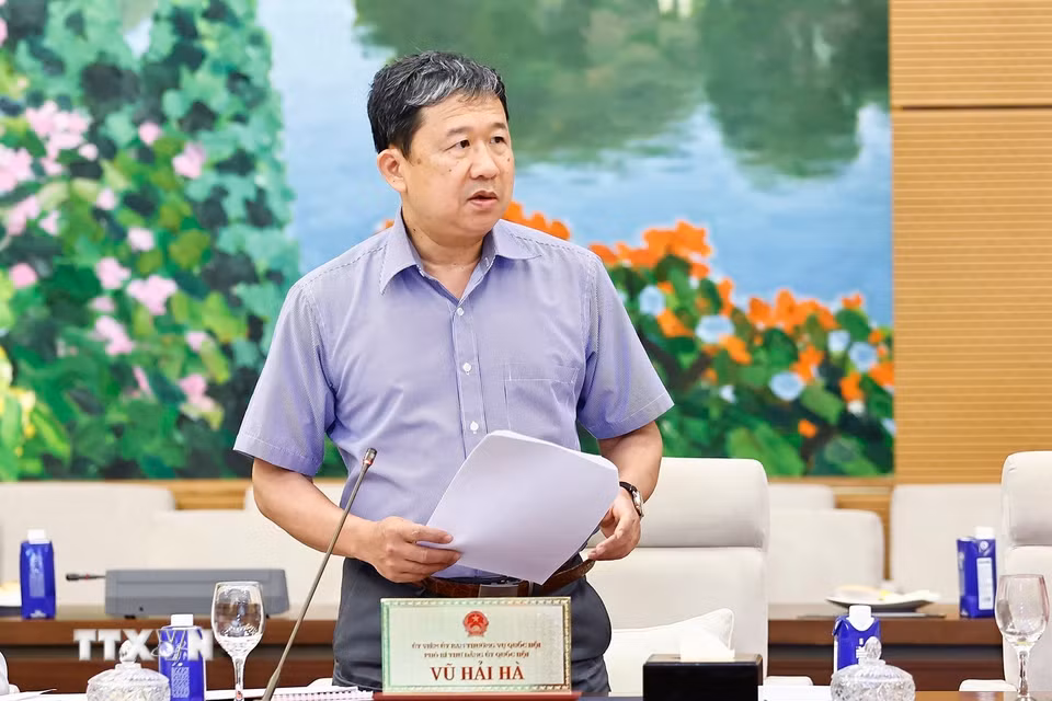 Đồng chí Vũ Hải Hà, Ủy viên Trung ương Đảng, Phó Bí thư Đảng uỷ Quốc hội trình bày tóm tắt Dự thảo Báo cáo chính trị Đại hội đại biểu Đảng bộ Quốc hội nhiệm kỳ 2025-2030. (Ảnh: Doãn Tấn/TTXVN)