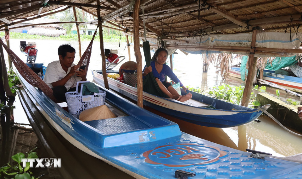 Phụ huynh chờ đón con tan học. (Ảnh: Tuấn Phi/TTXVN)