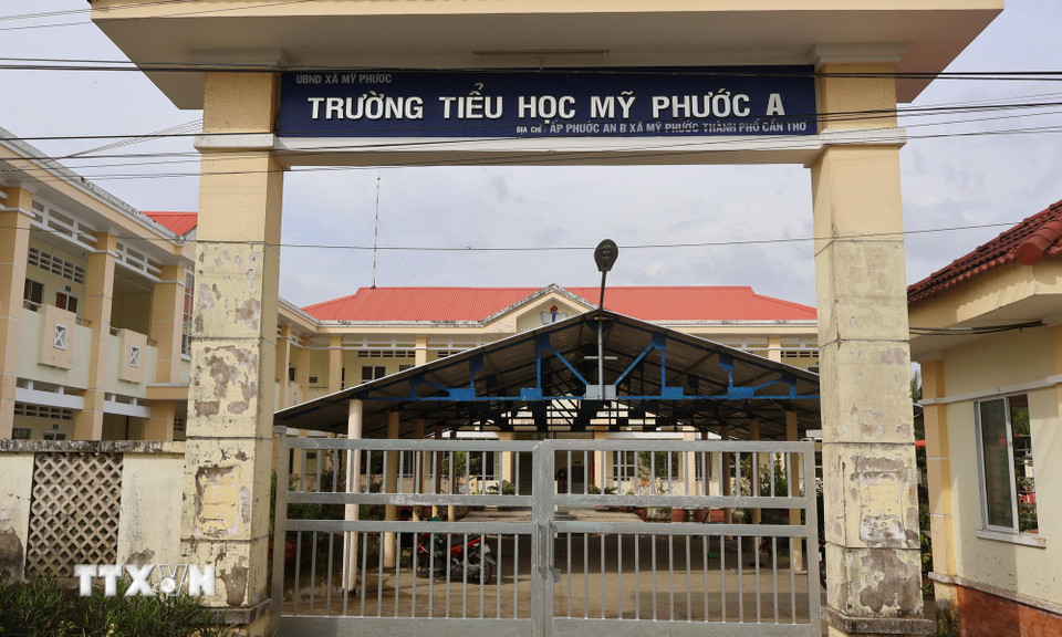 Trường Tiểu học Mỹ Phước A có 60 trường hợp học sinh đi học bằng xuồng ghe. (Ảnh: Tuấn Phi/TTXVN)