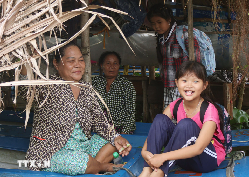 Niềm vui của trẻ vùng sông nước khi đến trường. (Ảnh: Tuấn Phi/TTXVN)