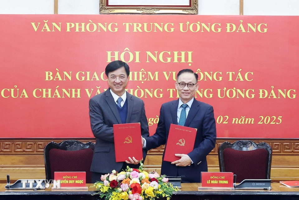 Đồng chí Nguyễn Duy Ngọc, Ủy viên Bộ Chính trị, Bí thư Trung ương Đảng, Chủ nhiệm Ủy ban Kiểm tra Trung ương, nguyên Chánh Văn phòng Trung ương Đảng và đồng chí Lê Hoài Trung, Bí thư Trung ương Đảng, Chánh Văn phòng Trung ương Đảng ký biên bản bàn giao nhiệm vụ. (Ảnh: Thống Nhất/TTXVN)