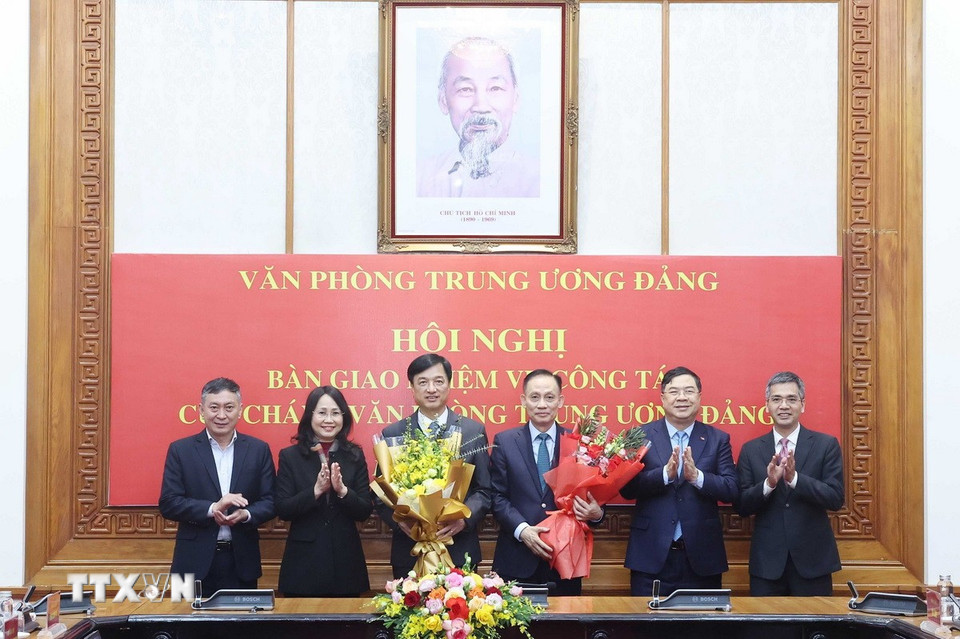 Lãnh đạo Văn phòng Trung ương Đảng tặng hoa chúc mừng đồng chí Nguyễn Duy Ngọc, Ủy viên Bộ Chính trị, Bí thư Trung ương Đảng, Chủ nhiệm Ủy ban Kiểm tra Trung ương, nguyên Chánh Văn phòng Trung ương Đảng và đồng chí Lê Hoài Trung, Bí thư Trung ương Đảng, Chánh Văn phòng Trung ương Đảng. (Ảnh: Thống Nhất/TTXVN)