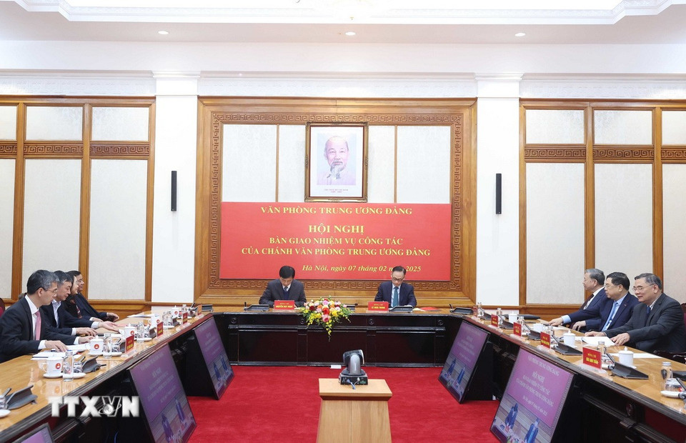 Đồng chí Nguyễn Duy Ngọc, Ủy viên Bộ Chính trị, Bí thư Trung ương Đảng, Chủ nhiệm Ủy ban Kiểm tra Trung ương, nguyên Chánh Văn phòng Trung ương Đảng và đồng chí Lê Hoài Trung, Bí thư Trung ương Đảng, Chánh Văn phòng Trung ương Đảng ký biên bản bàn giao nhiệm vụ. (Ảnh: Thống Nhất/TTXVN)