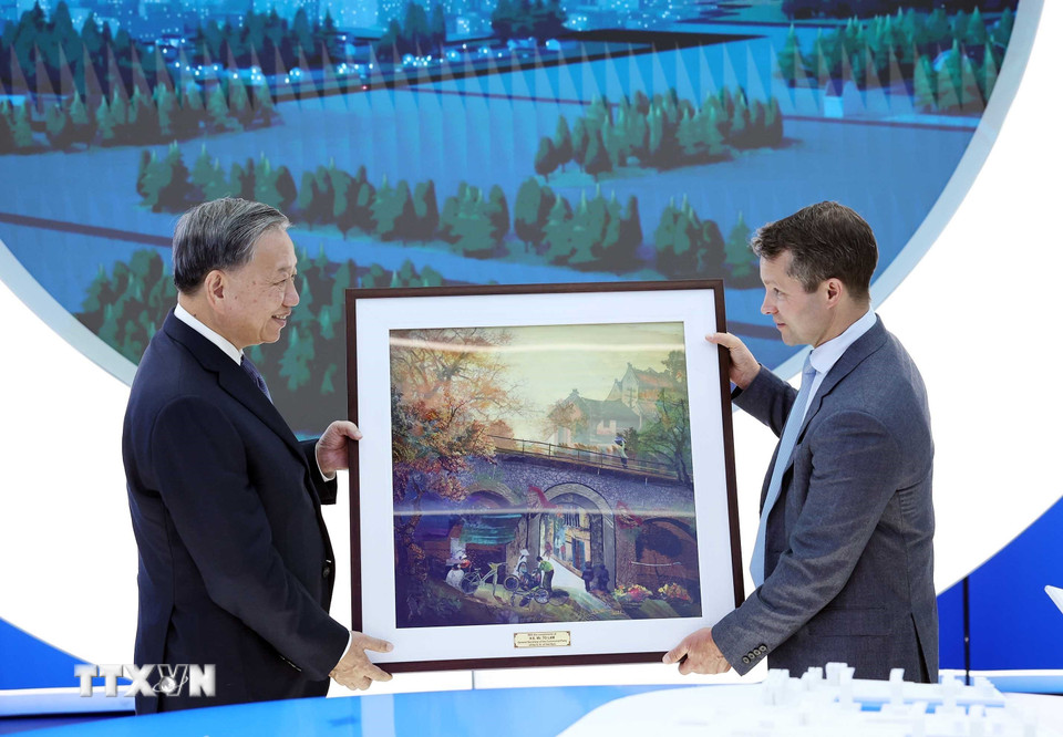 Tổng Bí thư Tô Lâm tặng bức tranh lưu niệm cho Giám đốc điều hành Nokia Justin Hotard. (Ảnh: Thống Nhất/TTXVN)