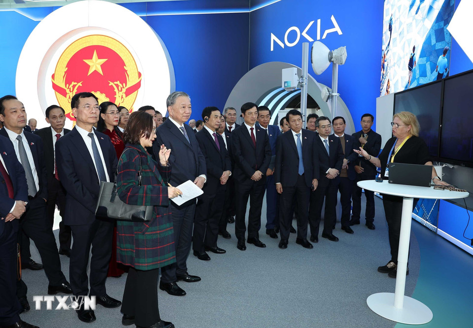 Tổng Bí thư Tô Lâm thăm Trung tâm trải nghiệm - Trụ sở Công ty Nokia. (Ảnh: Thống Nhất/TTXVN)