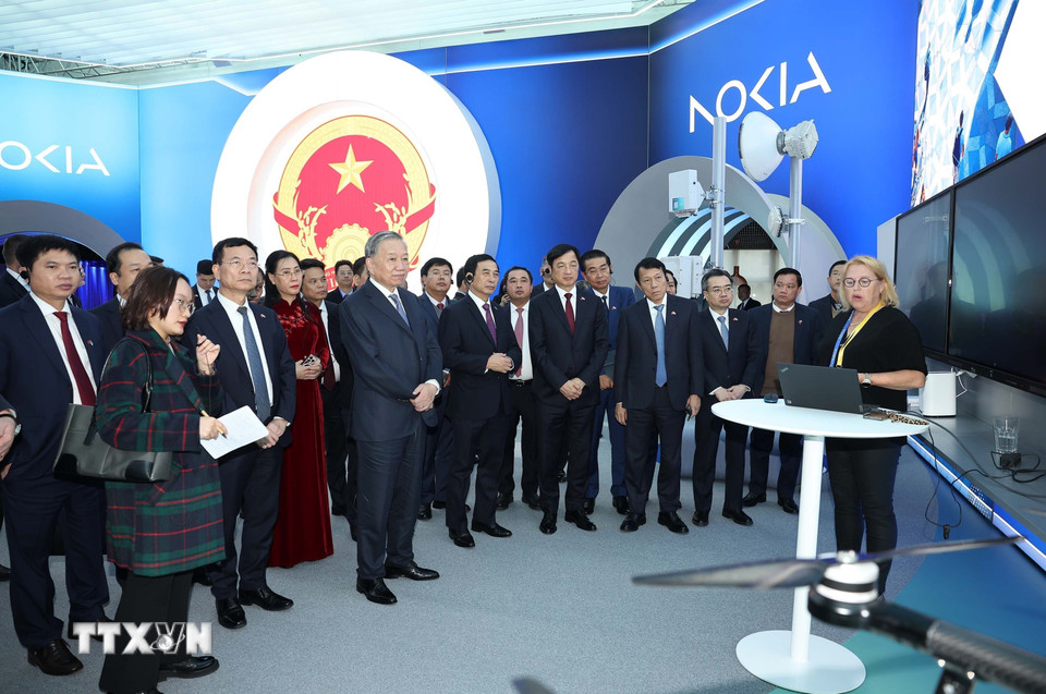 Tổng Bí thư Tô Lâm thăm Trung tâm trải nghiệm - Trụ sở Công ty Nokia. (Ảnh: Thống Nhất/TTXVN)