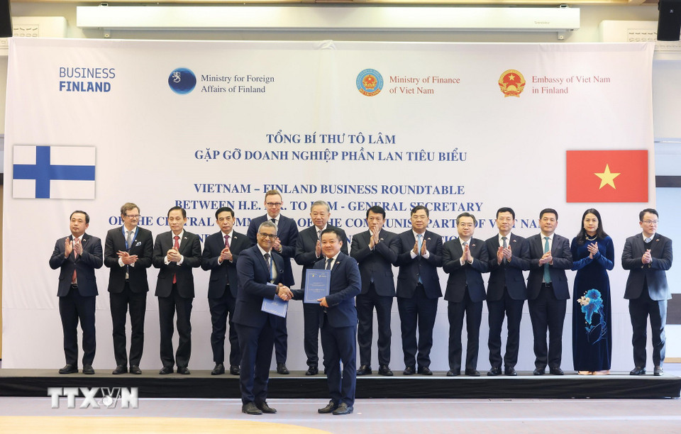 Tổng Bí thư Tô Lâm chứng kiến trao biên bản ghi nhớ giữa Tập đoàn VNPT và Tập đoàn F-Secure. (Ảnh: Thống Nhất/TTXVN)