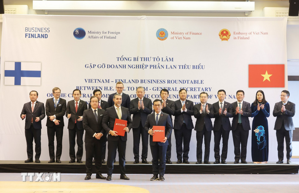 Tổng Bí thư Tô Lâm chứng kiến trao biên bản ghi nhớ giữa Công ty Cổ phần Hàng không Vietjet và Tập đoàn Airways Aviation. (Ảnh: Thống Nhất/TTXVN)