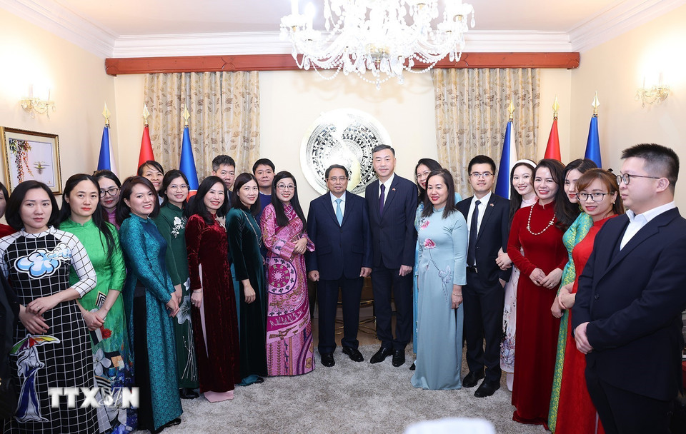 Thủ tướng Phạm Minh Chính và Phu nhân với cán bộ, nhân viên Đại sứ quán Việt Nam tại Cộng hoà Séc. (Ảnh: Dương Giang-TTXVN)