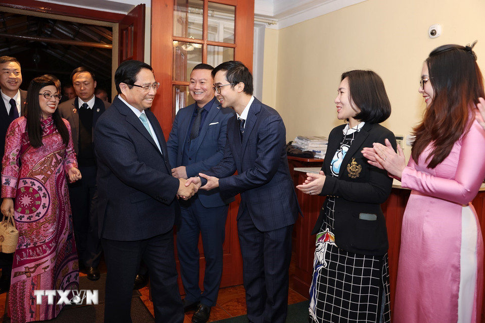 Thủ tướng Phạm Minh Chính và Phu nhân gặp cán bộ, nhân viên Đại sứ quán, đại diện cộng đồng người Việt Nam tại Cộng hoà Séc. (Ảnh: Dương Giang/TTXVN)