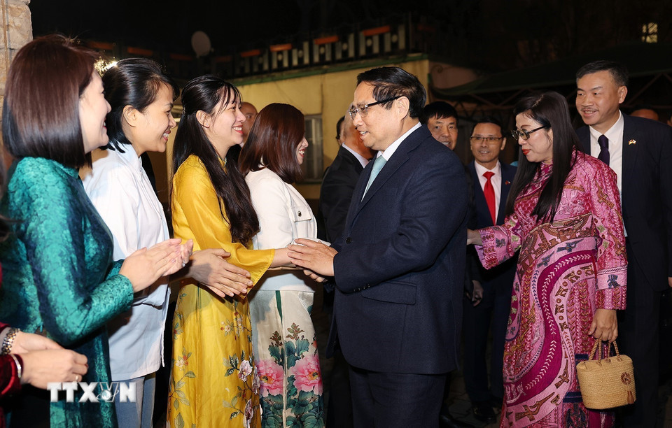 Thủ tướng Phạm Minh Chính và Phu nhân với cán bộ, nhân viên Đại sứ quán, đại diện cộng đồng người Việt Nam tại Cộng hoà Séc. (Ảnh: Dương Giang/TTXVN)