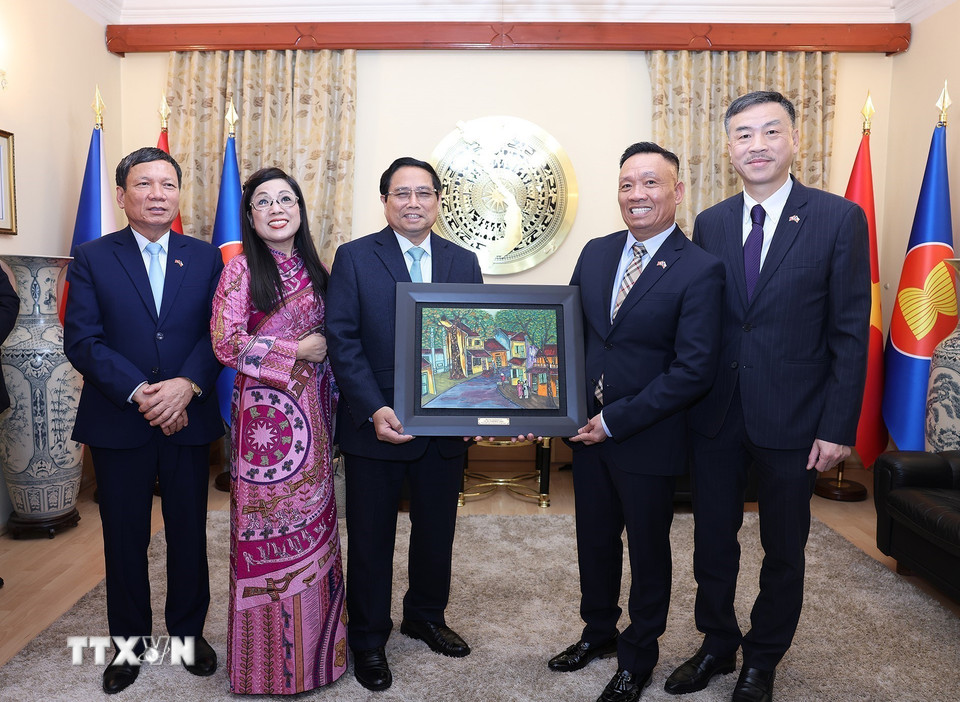 Thủ tướng Phạm Minh Chính và Phu nhân tặng quà cho đại diện cộng đồng người Việt Nam tại Cộng hoà Séc. (Ảnh: Dương Giang/TTXVN)
