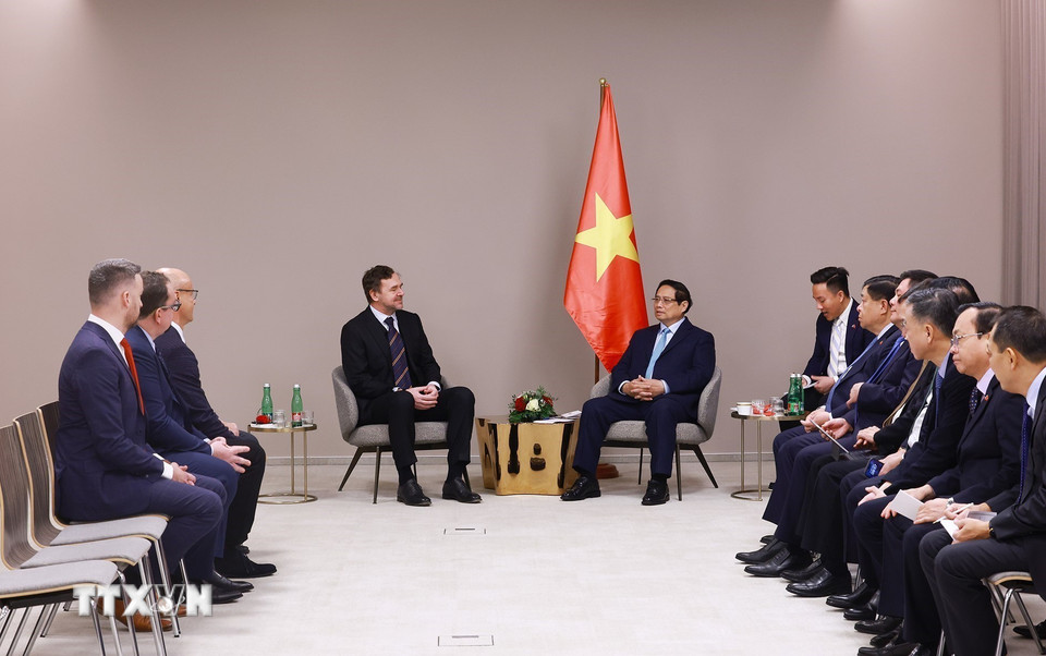 Thủ tướng Phạm Minh Chính tiếp lãnh đạo Seven Global Investments. (Ảnh: Dương Giang/TTXVN)