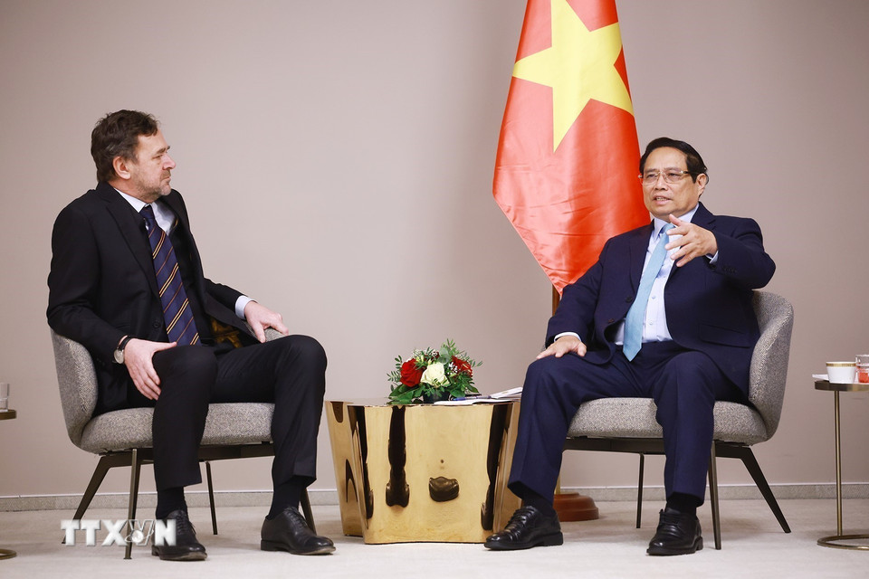 Thủ tướng Phạm Minh Chính tiếp lãnh đạo Seven Global Investments. (Ảnh: Dương Giang/TTXVN)