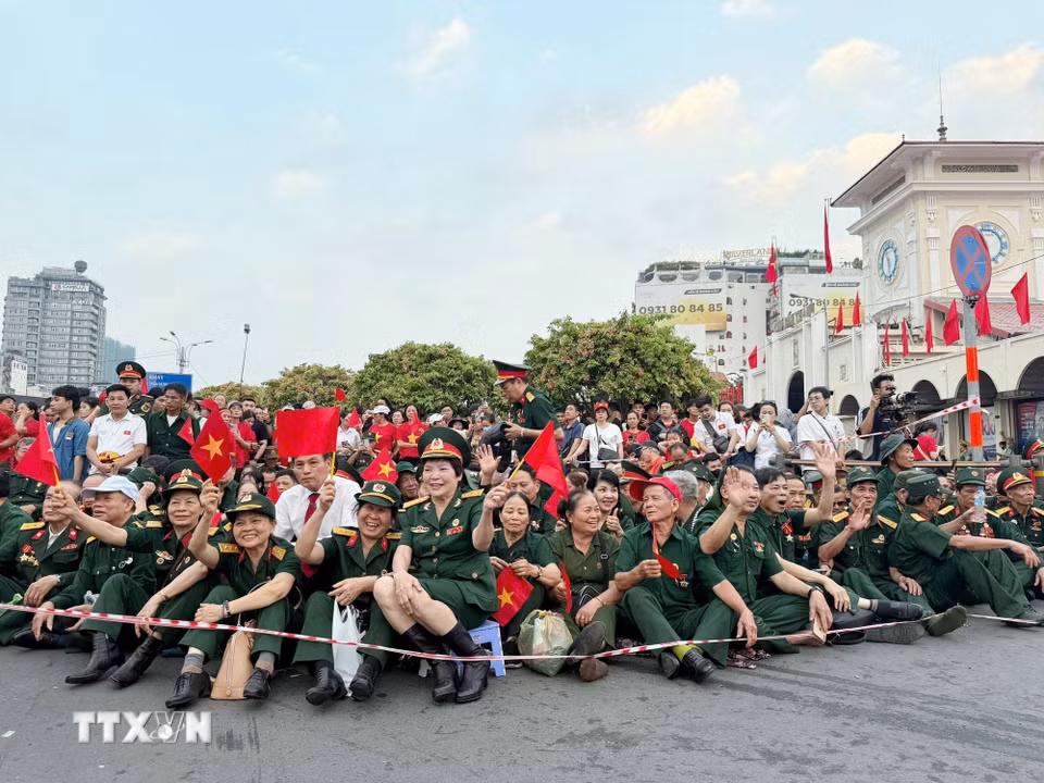 Nhiều cựu chiến binh có mặt từ rất sớm chuẩn bị đón đại lễ 30/4. (Ảnh: Thu Hương/TTXVN)