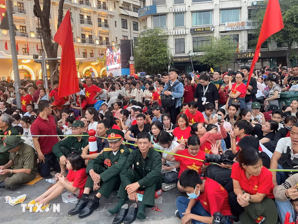 Nhiều người dân tập trung tại khu vực Bến Bạch Đằng để theo dõi màn pháo lễ. (Ảnh: Hương Giang/TTXVN)