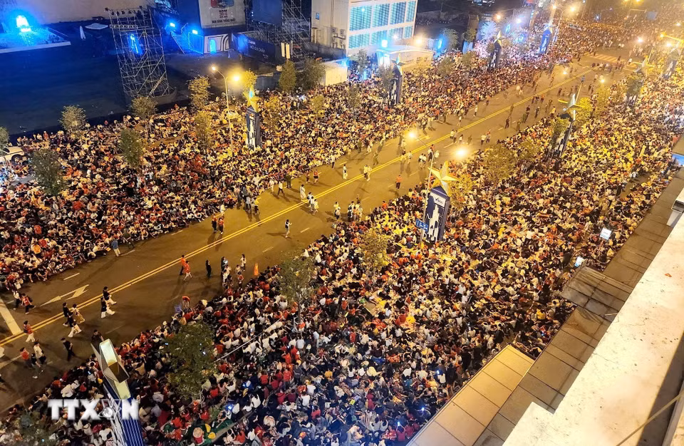 Khu vực đường Lê Lợi - Nguyễn Huệ đã có hàng ngàn người chờ đón lễ kỷ niệm. (Ảnh: Mạnh Linh/TTXVN)
