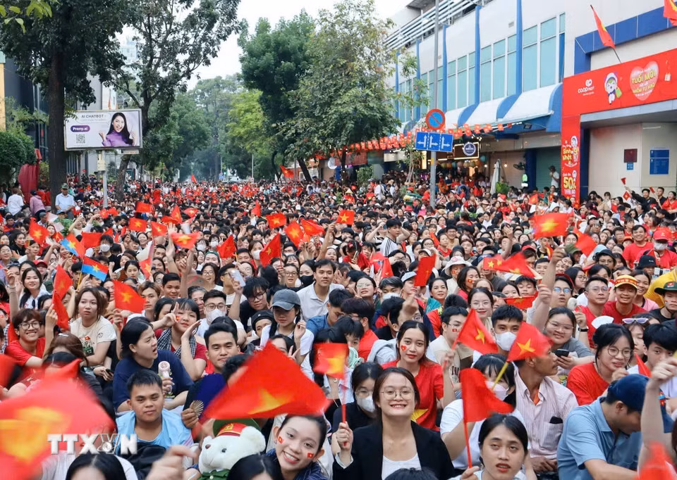 Góc đường Nguyễn Đình Chiểu - Nam Kỳ Khởi Nghĩa đã chật kín người dân tới xem diễu binh, diễu hành. (Ảnh: Xuân Anh/TTXVN)
