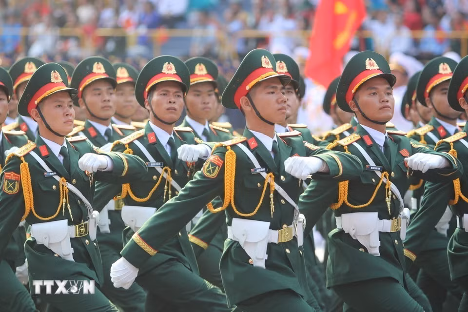Khối Sỹ quan Lục quân diễu qua Lễ đài. (Ảnh: TTXVN)
