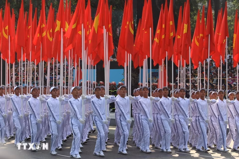 Khối cờ Đảng, cờ Tổ quốc tiến qua Lễ đài. (Ảnh: TTXVN)