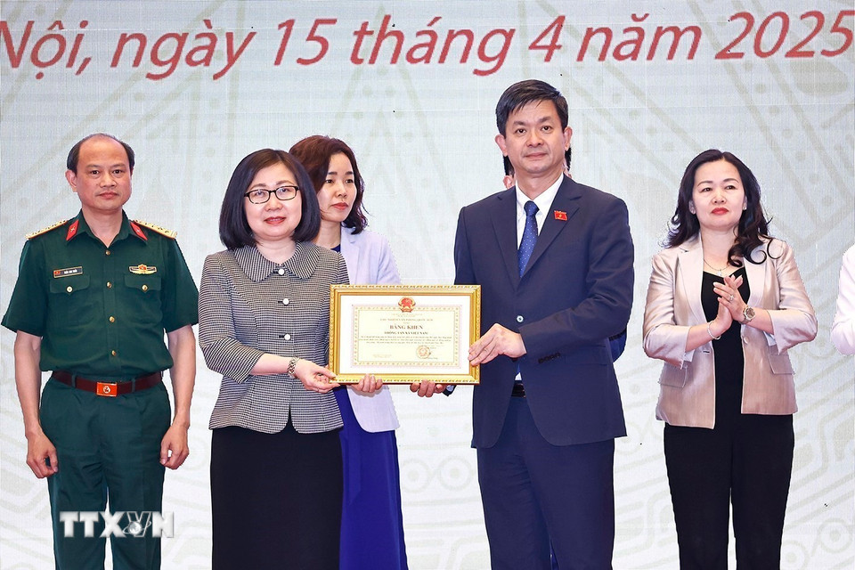 Tổng Thư ký Quốc hội, Chủ nhiệm Văn phòng Quốc hội Lê Quang Tùng Trao Bằng khen cho các tập thể, cá nhân có thành tích xuất sắc trong công tác tham mưu, phục vụ tổ chức Hội nghị. (Ảnh: Doãn Tấn/TTXVN)