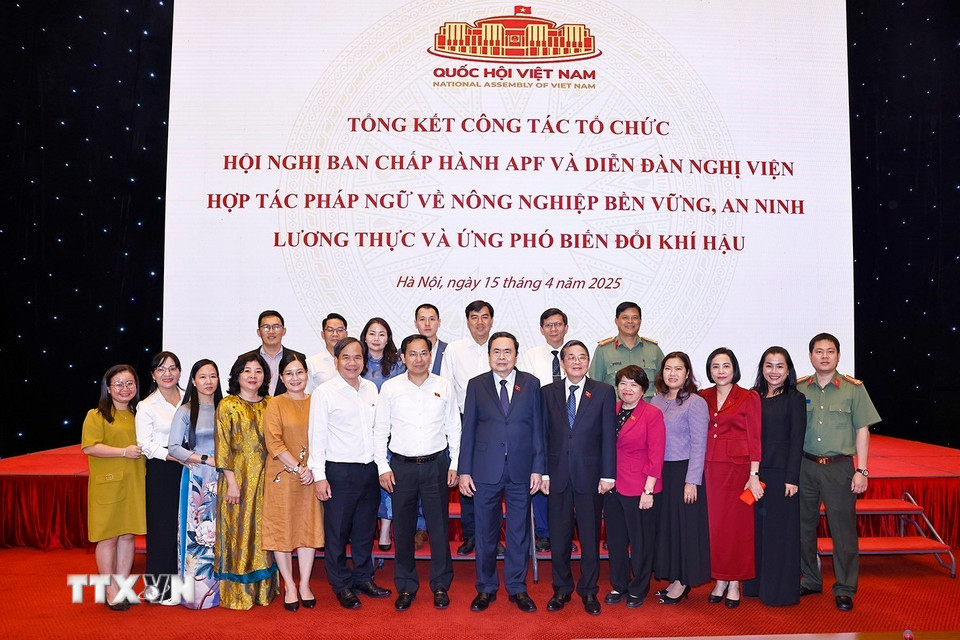 Chủ tịch Quốc hội Trần Thanh Mẫn với đại biểu cuộc họp tổng kết công tác tổ chức Hội nghị Ban Chấp hành APF. (Ảnh: Doãn Tấn/TTXVN)