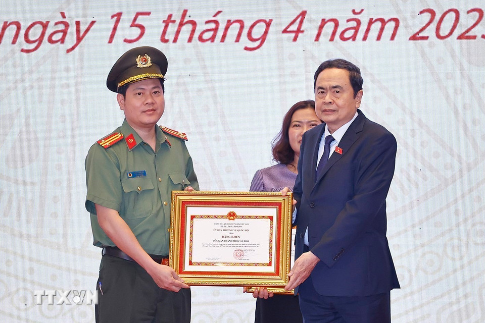 Chủ tịch Quốc hội Trần Thanh Mẫn trao Trao Bằng khen của Ủy ban Thường vụ Quốc hội cho các tập thể có thành tích xuất sắc trong công tác tham mưu tổ chức Hội nghị. (Ảnh: Doãn Tấn/TTXVN)